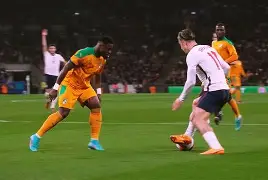 威尔士队球员们在比赛中表现出色英文