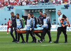 威尔士队球员们在比赛中表现出色英文